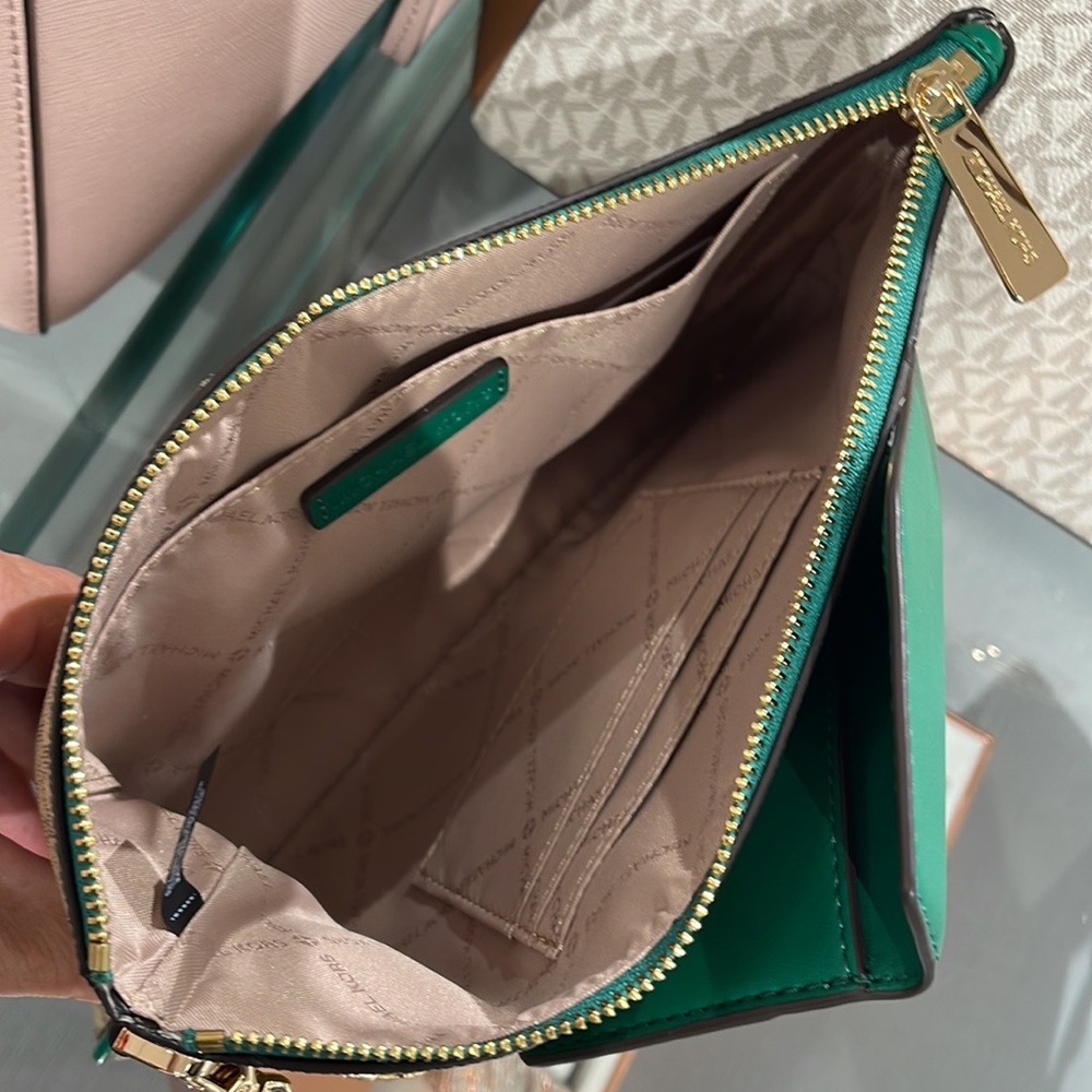 MICHAEL KORS JET SET ITEM LG 2 in 1 CARD CASE & WRISTLET
Palmetto Green 
NWT - Picture 15 of 16